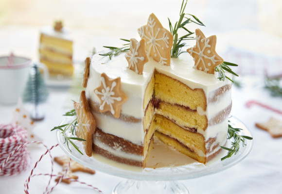 Gâteau de Noël à la mousse de cava, à la crème au beurre et avec des biscuit