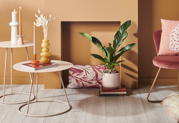 Un seul mot d’ordre : choisissez du rose ou du corail pour accentuer votre intérieur